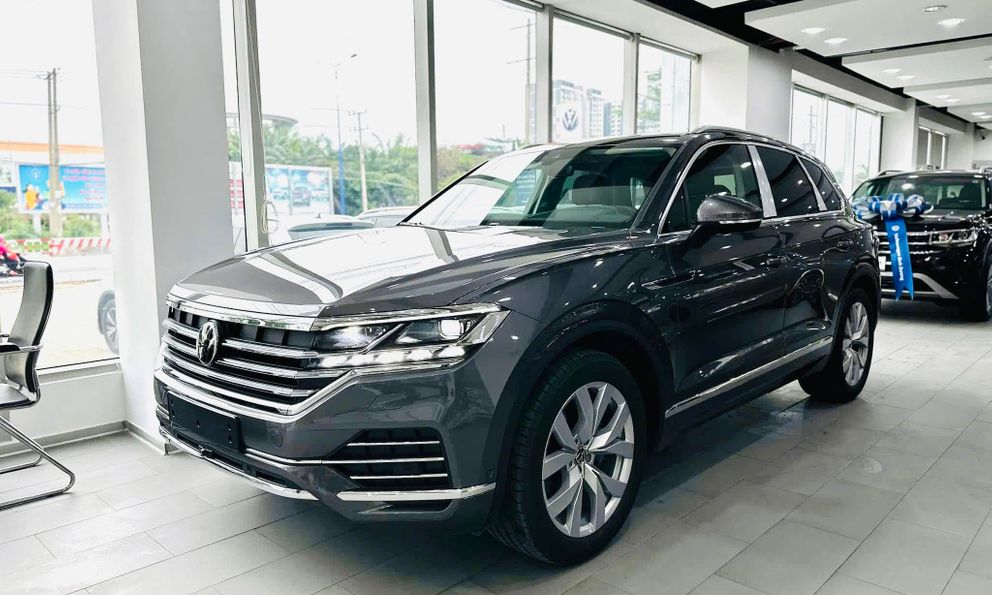 VW Touareg giảm giá kỷ lục hơn 330 triệu, xuống 2,3 tỷ đồng tại đại lý, đấu RX, Q7 trong khi chờ bản mới ra mắt