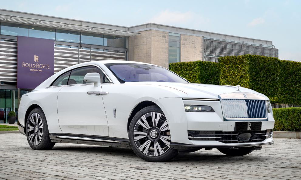 Mẹ tặng con gái Rolls-Royce Spectre hàng thửa với họa tiết hoa hồng thêu bằng kỹ thuật hoàn toàn mới