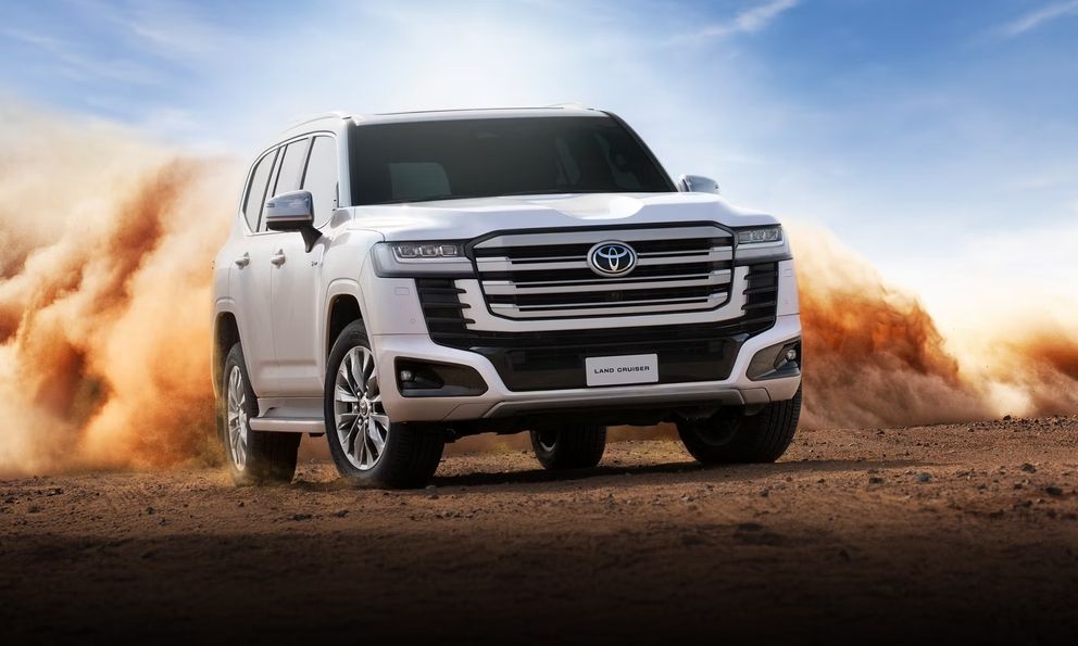 Toyota Land Cruiser thêm bản hybrid: Mạnh ngang Lexus LX 700h, bình xăng lớn, pin chịu được khắc nghiệt để off-road