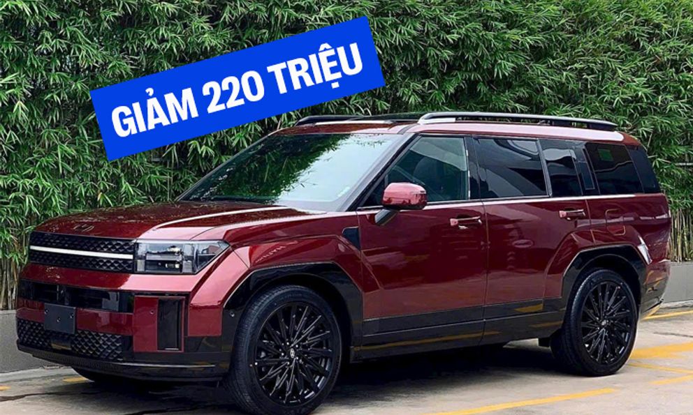 Giá Hyundai Santa Fe tiếp tục ‘dò đáy’: Bản ‘full’ giảm 220 triệu đồng, giá thấp hơn CUV hạng C nhưng người mua phải đánh đổi 1 thứ