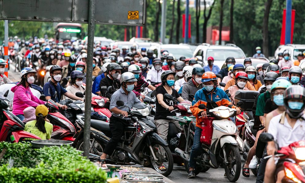 Gửi ô tô vào bảo dưỡng, đi xe máy 1 ngày tôi mới thấy đường phố cần xe điện như thế nào