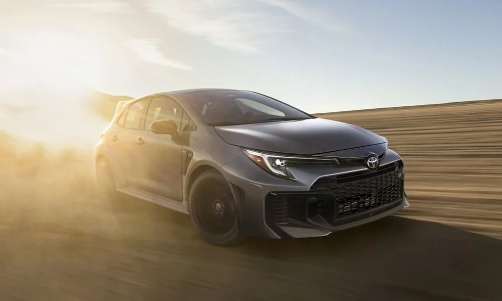 Cứ chê xe Toyota 'ông già', nhưng con số không biết nói dối: Hãng lại lập kỷ lục doanh số toàn cầu, ở Việt Nam đã bán trên 1 triệu xe