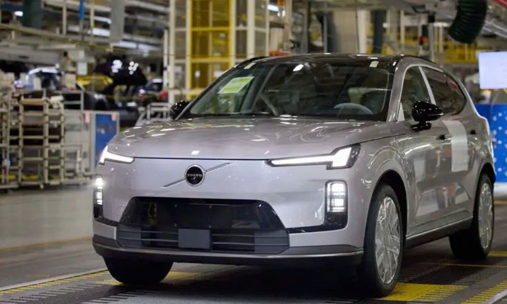 Volvo XC70 đầu tiên xuất xưởng: Trông như xe điện nhưng là PHEV, máy xăng 1.5L 161 mã lực kèm 3 mô-tơ điện