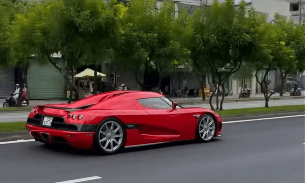 Koenigsegg CCX lần đầu lăn bánh công khai tại Việt Nam sau khi có biển số: CĐM tò mò người cầm lái