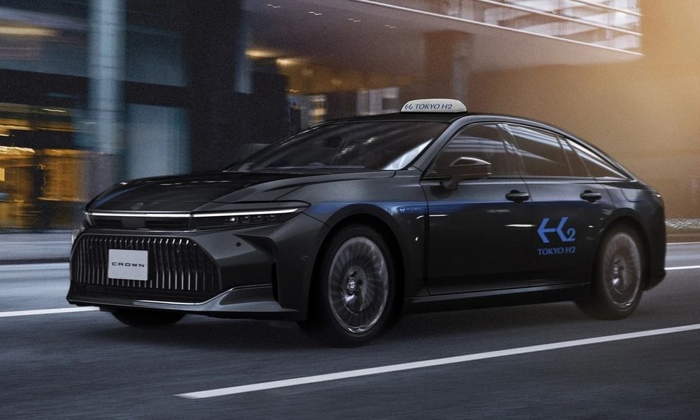 Toyota Crown hóa thành xe taxi xanh: Chạy bằng pin nhiên liệu hydro, đi 820km/nạp, chỗ để chân thoải mái cực hợp với khách VIP
