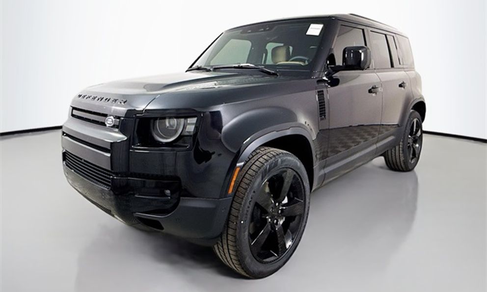 Land Rover Defender facelift chốt ra mắt ngày 20/12: Màn hình to ngang laptop, 2 động cơ hybrid và thêm máy V8 'mượn' từ BMW