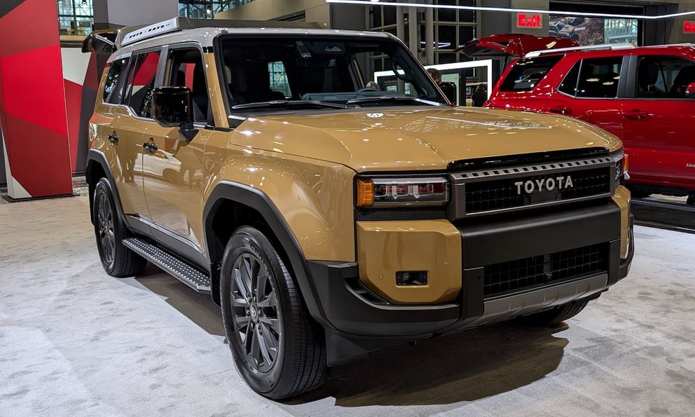 Toyota Land Cruiser Prado có thêm biến thể hybrid 'nhẹ': Giữ nguyên chất off-road nhưng vận hành như xe sang đô thị