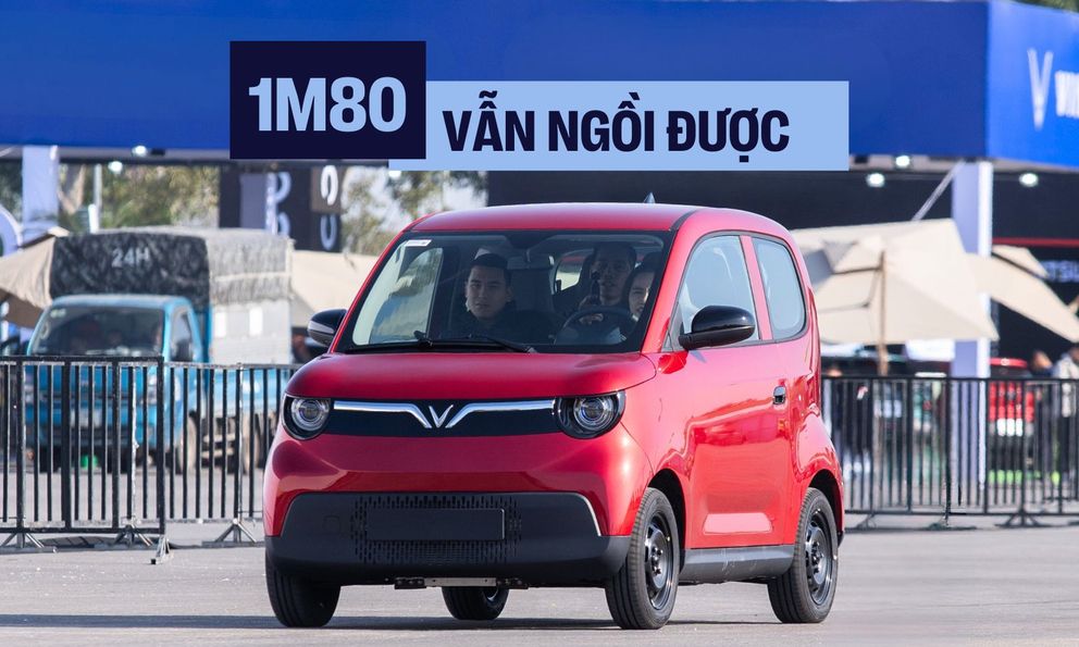 Đừng để ngoại hình đánh lừa, VinFast Minio Green có thể 'cân' được người cao 1m80 như thế này đây!