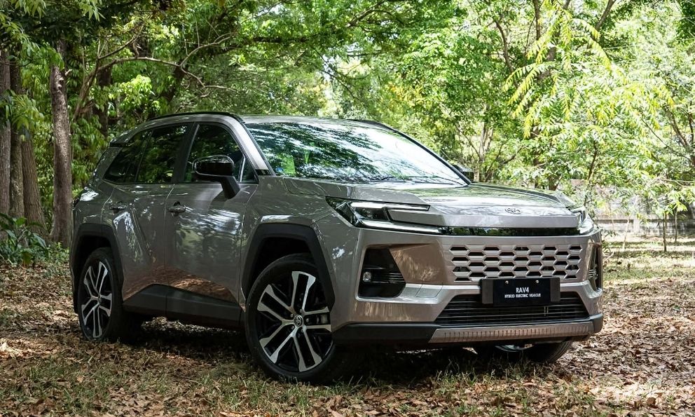 Toyota RAV4 2026 ra mắt ĐNÁ: 2 bản, giá quy đổi từ 950 triệu đồng, liệu có về Việt Nam cạnh tranh CR-V bằng động cơ hybrid?