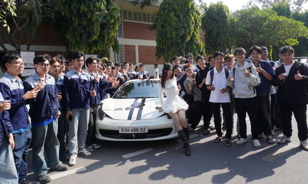 Người dân vây kín dàn xe của ông Đặng Lê Nguyên Vũ: ‘Lần đầu em được thấy nhiều Rolls-Royce, Range Rover, không ngờ chúng to đến vậy’