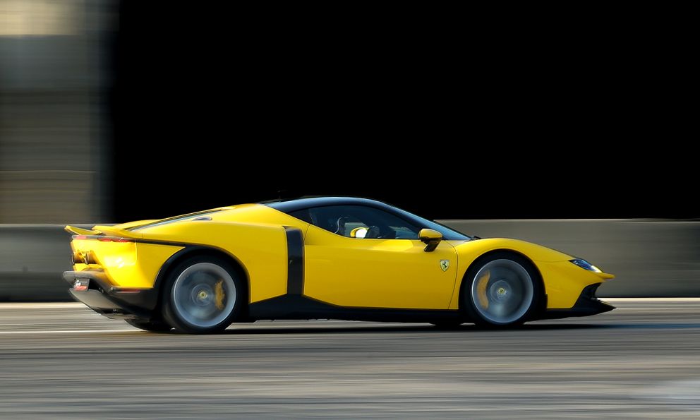 Tôi lái Ferrari 849 Testarossa: Sức cuốn hút của 1.035 mã lực không thể mô tả bằng thông số 