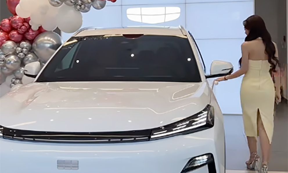 Hoa hậu Mỹ Linh sắm xe mới giống Chi Pu vừa mua, chọn bản chạy hơn 1.800km khi đổ đầy bình