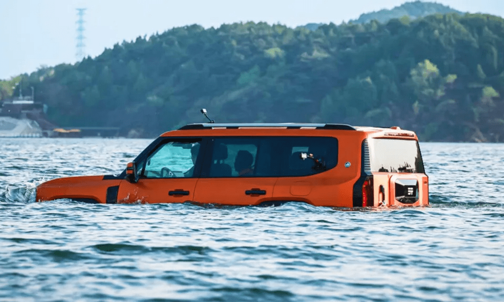 Thêm hãng xe Trung Quốc làm SUV có thể bơi trên nước, trang bị động cơ điện lẫn motor xăng