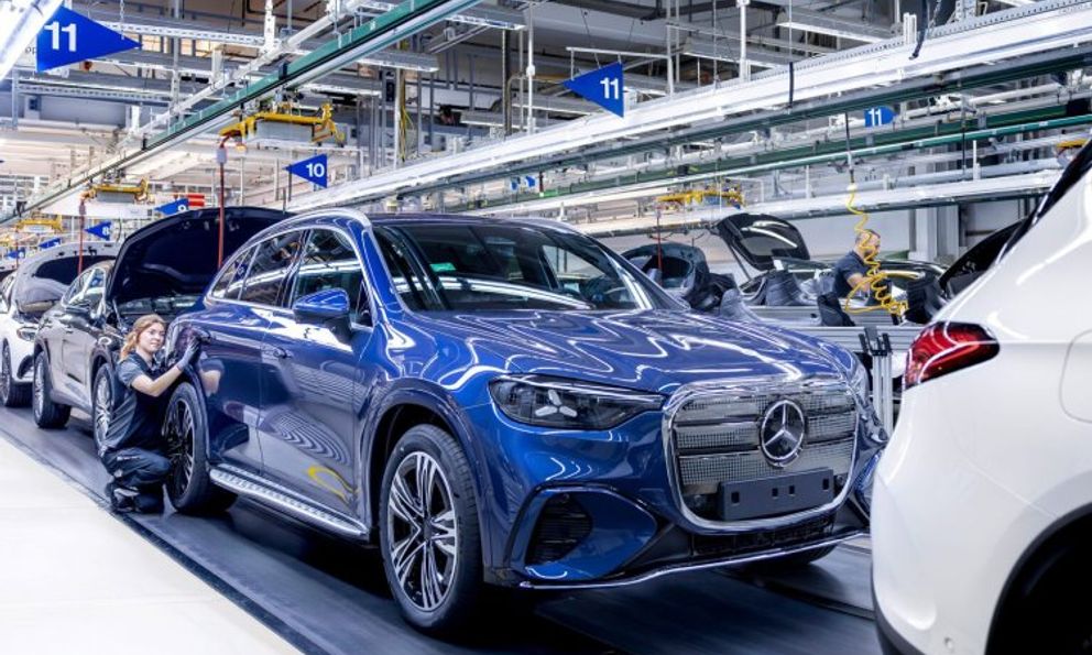Mercedes-Benz GLC điện bắt đầu xuất xưởng, chờ ngày về Việt Nam cạnh tranh iX3 bằng tầm vận hành 715km/sạc