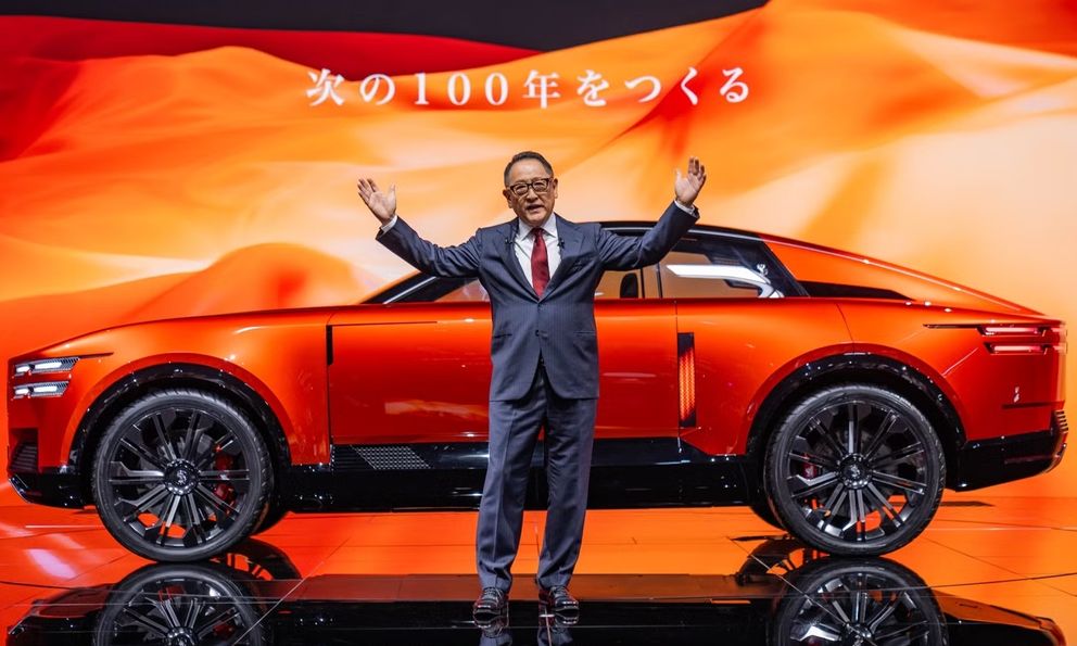 Chủ tịch Toyota thấy 'rất cô đơn khi bảo vệ động cơ xăng dầu'
