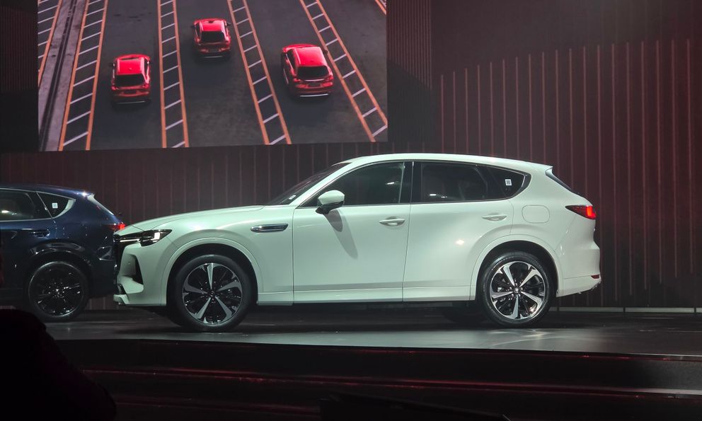 Mazda CX-60 giá 1,699 tỷ đồng tại Việt Nam: Động cơ hybrid tự sạc, có AWD, ngang cỡ GLC, X3