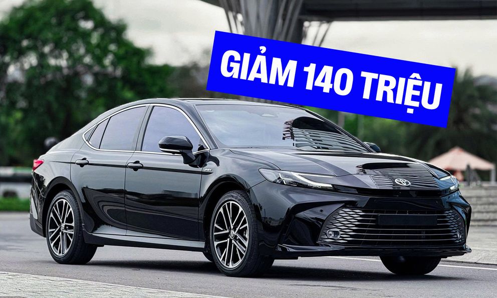 Toyota Camry giảm giá niêm yết 140 triệu đồng tại Việt Nam: Bản tiêu chuẩn còn từ 1,32 tỷ đồng, ngang Santa Fe bản full