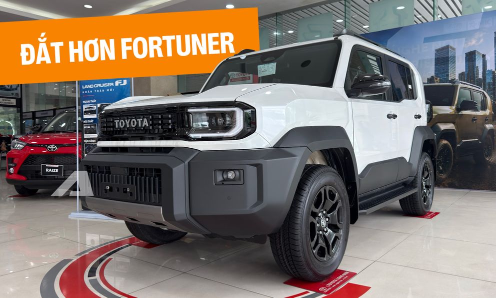 Ảnh thực tế Toyota Land Cruiser FJ giá 1,198 tỷ đồng tại Việt Nam: Giống Prado mini, máy xăng 2.7L, đầy đủ ADAS