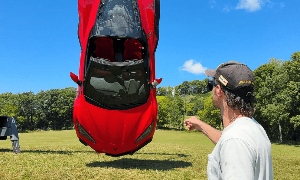 YouTuber ‘hành hạ’ chiếc Corvette C8 để thử độ bền: Để mui trần rửa xe, treo ngược bằng cần cẩu