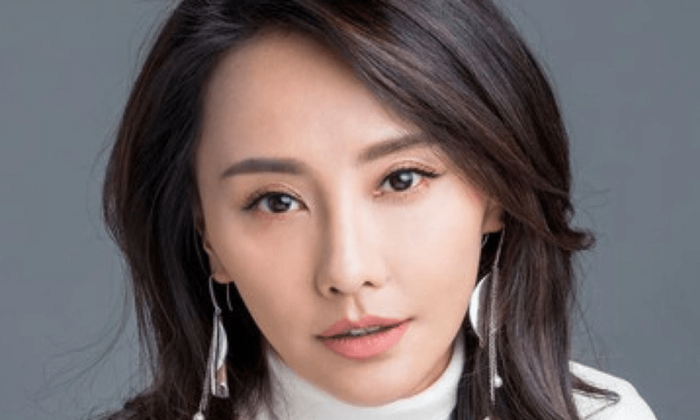 Nữ diễn viên nổi tiếng gây ngỡ ngàng vì trong nhà không có nổi 1 cái bàn ăn, biết lý do, khán giả phát sợ vì cách dạy con của cô!