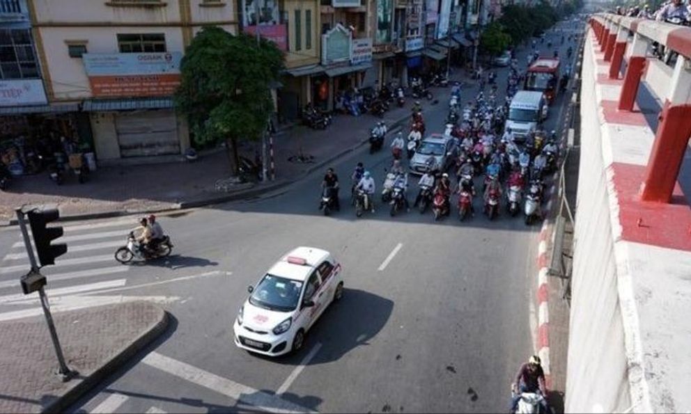 Thói quen chờ đèn đỏ tưởng vô hại, ai ngờ phạm luật, lỗi này nhiều người mắc phải, đặc biệt là xe máy