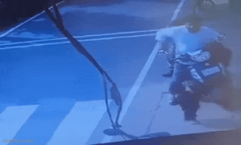 39 triệu người lặng người khi chứng kiến hình ảnh cậu bé lao ra đường khi xe tải đang lao tới, bố ôm đầu phản ứng đầy bất lực