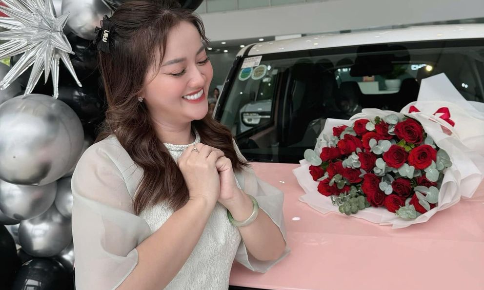 Hồng Loan nhận xe hơi mới