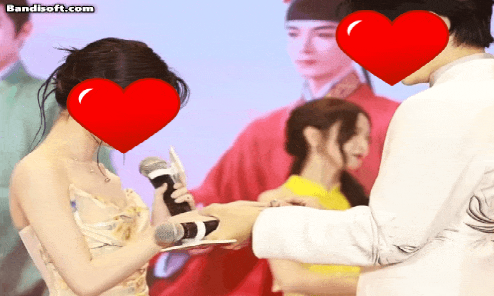 Mỹ nam Trung Quốc cầu hôn trước cả trăm người tại sự kiện gây sốt MXH: Phản ứng của nhà gái gây chú ý 