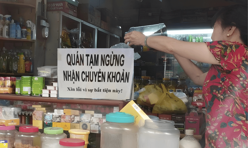 Nhiều hàng quán bất ngờ thông báo chỉ nhận tiền mặt: Từ chối chuyển khoản có 