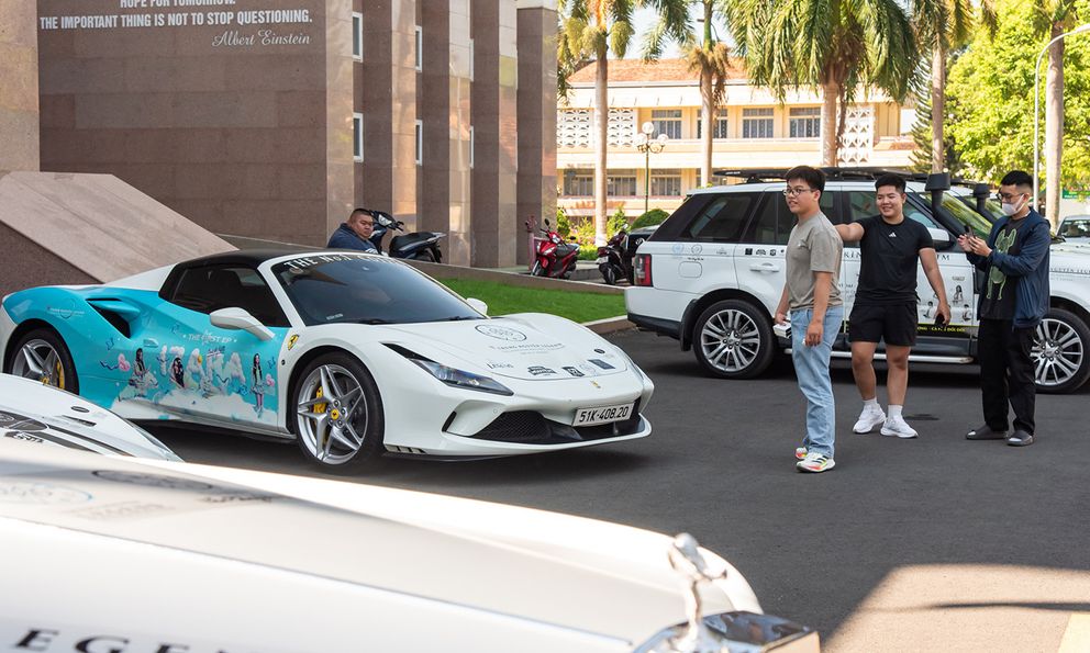 Sinh viên phố núi trầm trồ trước dàn xe của ông Đặng Lê Nguyên Vũ: ‘Đây là lần đầu em được sờ siêu xe Ferrari ngoài đời’