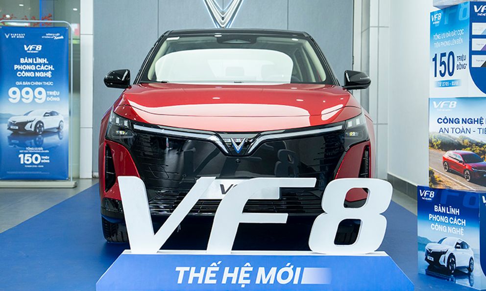 Xem thực tế VinFast VF 8 thế hệ mới giá 999 triệu đồng vừa về đại lý: Thiết kế điệu đà, cá tính hơn, cabin rộng rãi cho 5 chỗ ngồi
