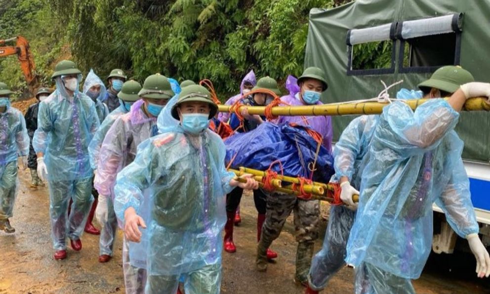 Vụ 38 người tử vong do sạt lở ở Nguyên Bình: Cán bộ công an trực tiếp khiêng thi thể đi bộ 20km