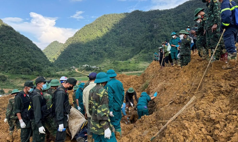 Tìm thấy 51 thi thể trong một huyện, trong đó có 29 nạn nhân trên xe khách, xe máy... bị cuốn trôi