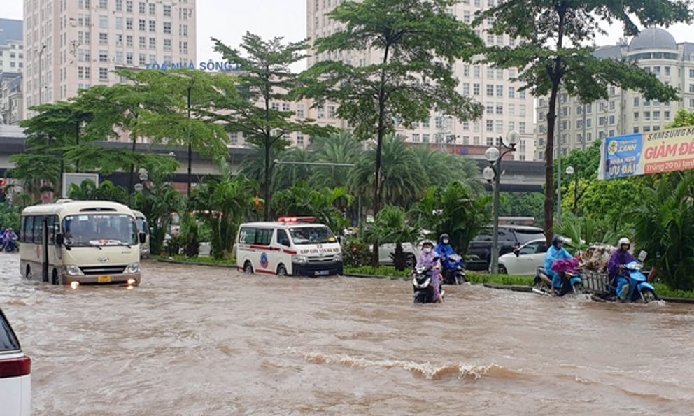 Hà Nội tiếp tục mưa 'trắng trời', cảnh báo các tuyến phố có nguy cơ ngập sâu trong ít giờ tới