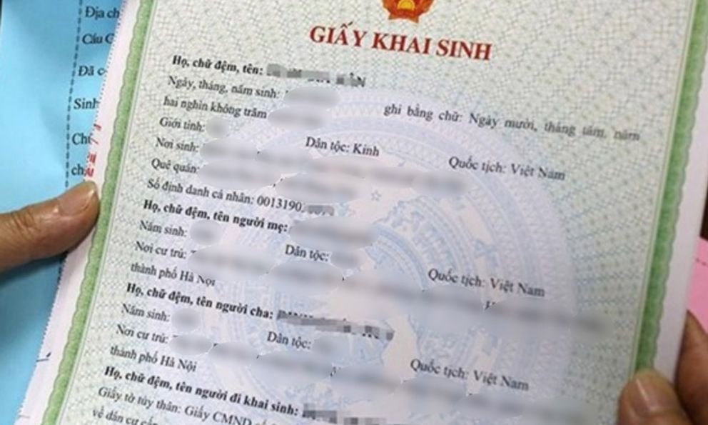 Nam sinh ở Hà Nội bị thu hồi giấy khai sinh: Mẹ nhận thông tin mới