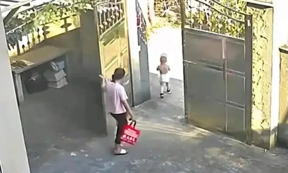 Bà nội nhốt cháu trai ở ngoài cổng, camera ghi lại khoảnh khắc kinh hoàng: Vì sao lại nhẫn tâm như vậy?