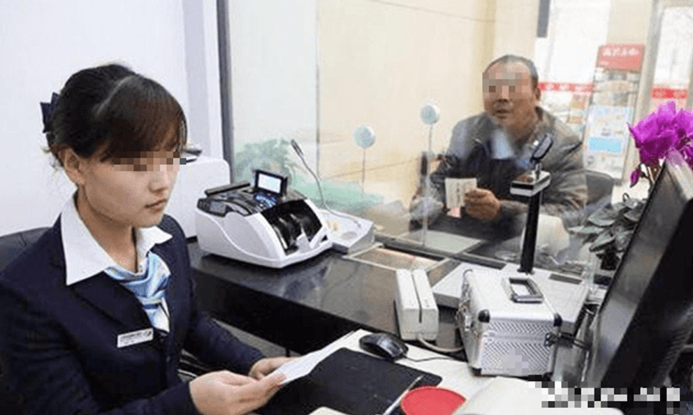 Không làm gì tài khoản vẫn bị từ 235 triệu đồng: Ngân hàng từ chối trả lại, tòa án vào cuộc