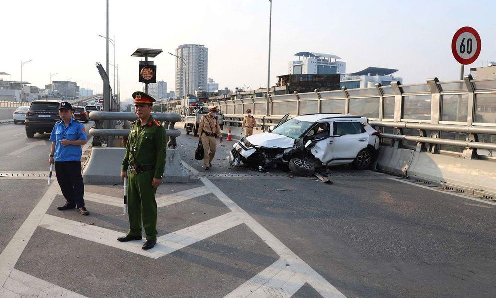 Công an thông tin vụ lao xe kinh hoàng, bánh xe rơi ra đường ở Hà Nội