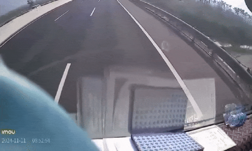 Xe Porsche lao vào đuôi Corolla Cross trên cao tốc: Tài xế Porsche phải chịu trách nhiệm như thế nào? 