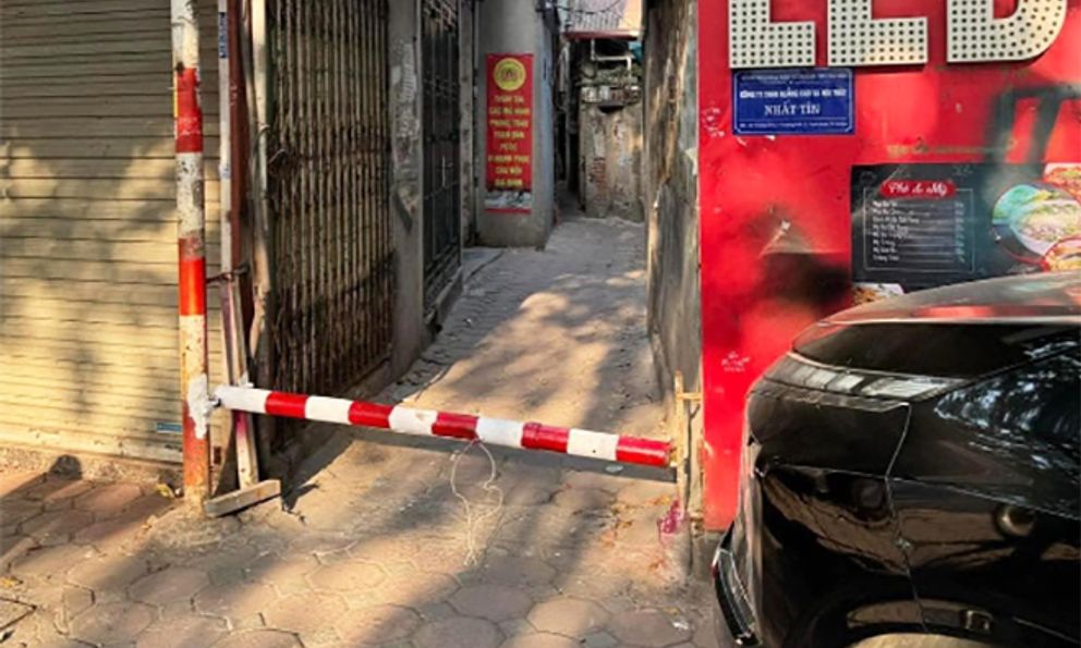 Vụ barie chắn ngang ngõ Hà Nội: Các cháu học sinh không thể dắt xe ra đi học, người dân không thể đi làm
