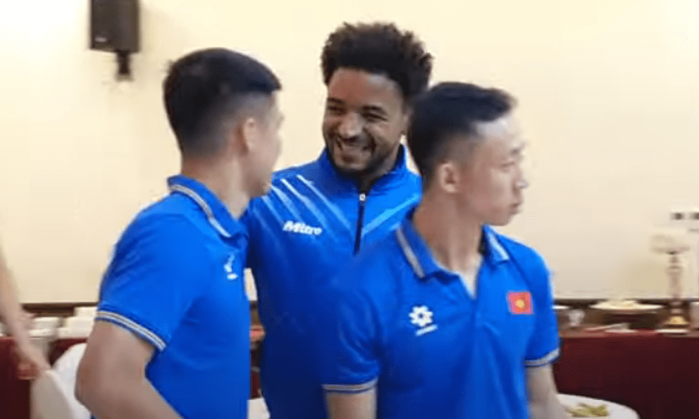Nguyễn Xuân Son cầm cờ Việt Nam trong ngày hội quân, xác định thời điểm ra sân tại AFF Cup 2024