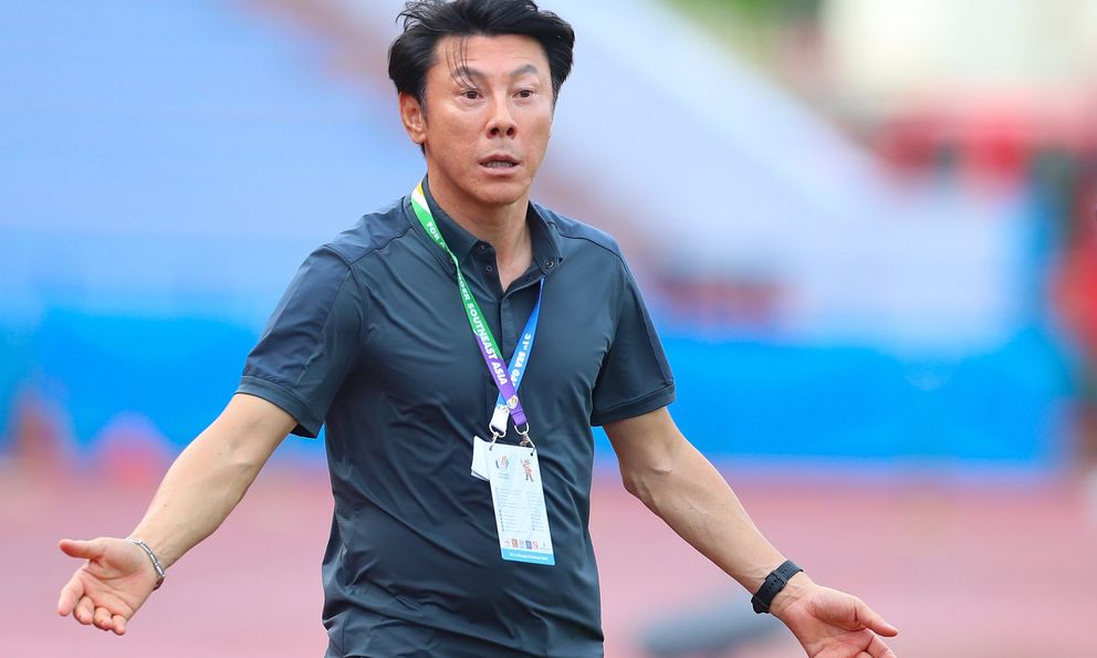 AFF Cup: Tuyển Indonesia nhận tin dữ từ châu Âu, HLV Shin Tae-yong phải gạch tên 2 sao nhập tịch