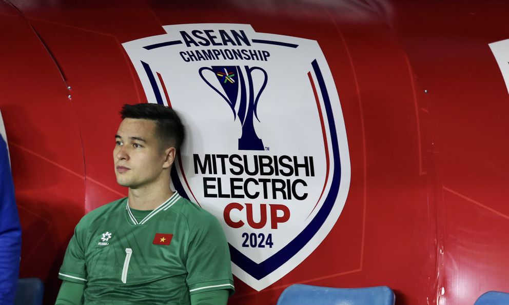 AFF Cup: Suy tư trên ghế dự bị, găng tay “hàng thửa” không được dùng, điều gì chờ đợi Filip Nguyễn?