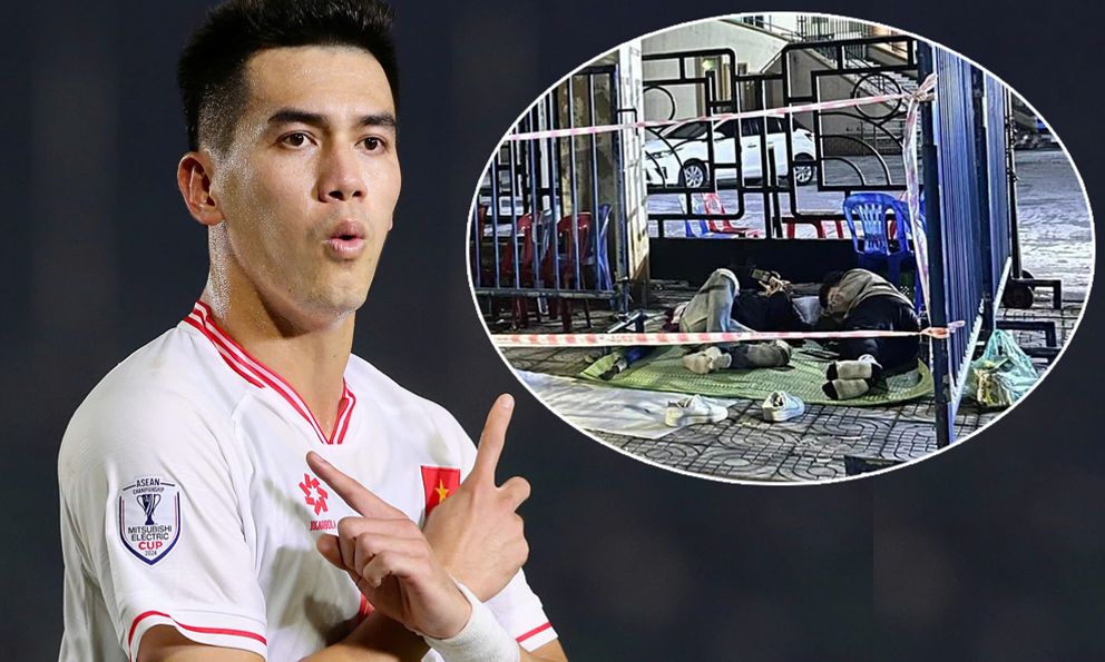CĐV Việt Nam trải chiếu, đặt ghế giữ chỗ từ 12h đêm, đội mưa rét chờ mua vé xem AFF Cup