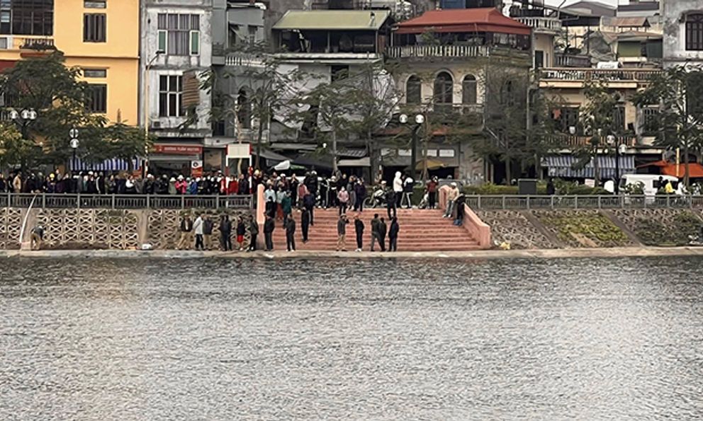 Hà Nội: Phát hiện thi thể cô gái trẻ dưới hồ Văn Chương