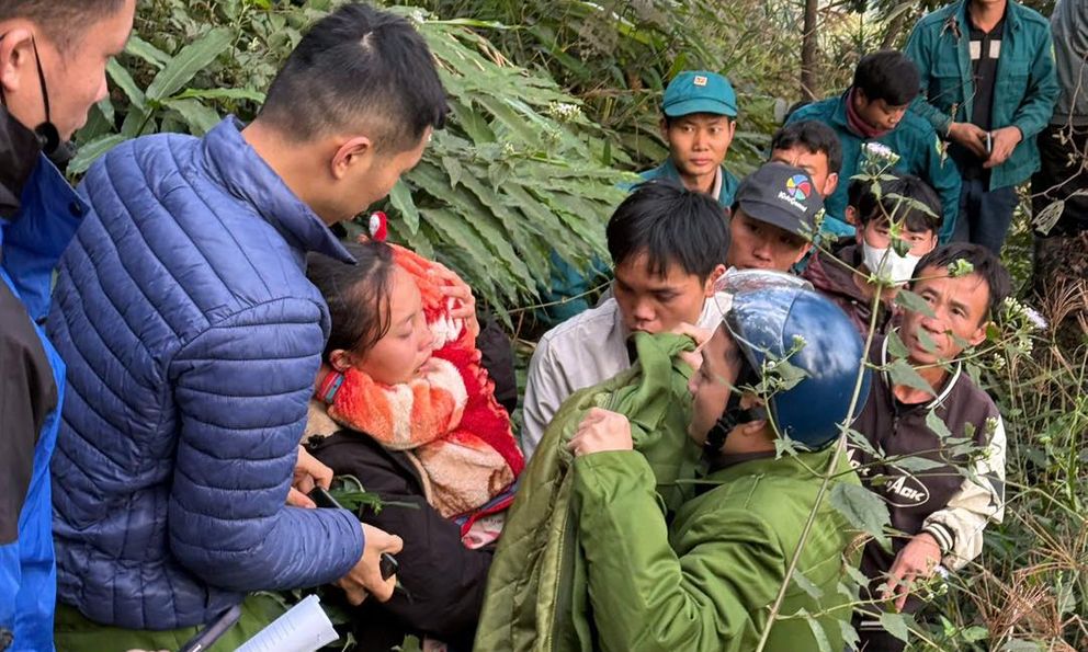 Hàng trăm cán bộ, chiến sĩ xuyên đêm tìm cháu bé 2 tuổi mất tích khi đi bộ từ trường về nhà