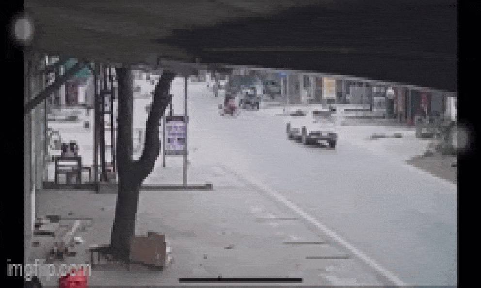 Vụ ô tô tránh xe máy lao vào nhà dân tông bé 17 tháng tử vong: Tranh cãi cách xử lý của 2 tài xế 