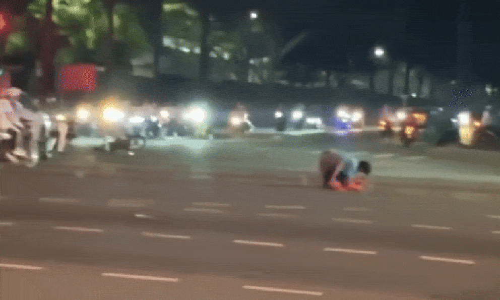 Người đàn ông ở Bình Dương bị đấm túi bụi giữa đường, tiên lượng nặng: Phẫn nộ xem clip diễn biến