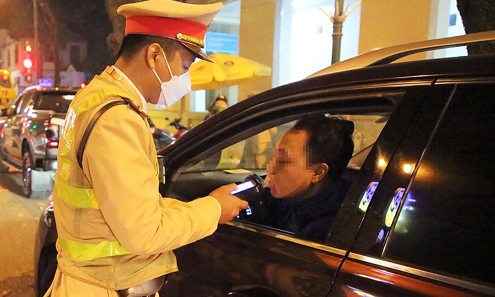 Không chấp hành yêu cầu kiểm tra nồng độ cồn của cảnh sát bị phạt bao nhiêu tiền theo quy định mới?