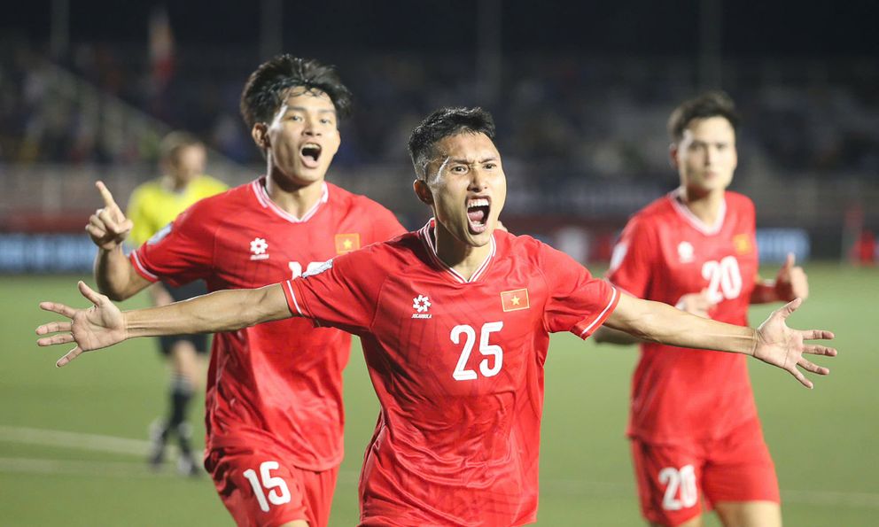 AFF Cup: Cái bắt tay khiến trọng tài “đứng hình” và “chiến binh không phổi” của đội tuyển Việt Nam